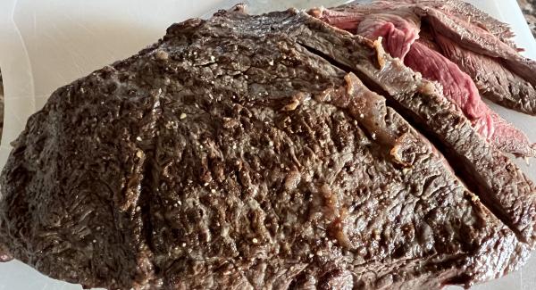 Scaldo Ovalgrill Navigenio 6 e Audiotherm settore carne
Nel frattempo massaggio la carne da entrambi i lati con sale e pepe
Al suono aggiungo la carne , chiudo il coperchio e attendo il prossimo suono di girata ,giro la carne e rimetto il coperchio.
Al prossimo suono di girata, non apro e metto Navigenio A e Audiotherm settore carota per 10 minuti. 
Passato il tempo controllo la cottura facendo un taglio alla carne con un coltello, se mi va bene tolgo la carne e la metto a sgocciolare il sangue in eccesso su un tagliere con sopra un peso che la schiacci.