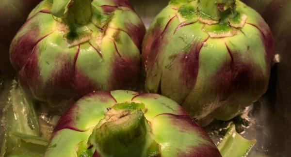 Accendere il navigenio impostare su 3, fare un giro d’olio e mettere uno spicchio d’aglio; far rosolare aggiungere i gambi dei carciofi che vi sono avanzati. Quando l’aglio sarà dorato toglietelo e mettete i carciofi a testa in giù per un minuto. A questo punto aggiungete acqua fredda fino a coprire i carciofi, aggiungere una manciata di sale grosso e chiudere con secuquick. Impostare il navigenio su A e impostare cottura turbo per 10 minuti. 
Attendere l’apertura del secuquick