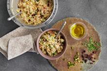 Insalata di couscous con mirtilli rossi e pistacchi