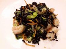 Riso Venere con i gamberetti e verdure saltate
