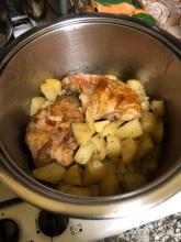 Arrosto di coniglio e patate in unica cottura.