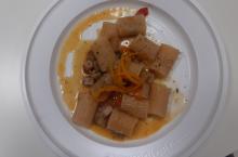 Mezze maniche con pesce spada melanzane e arance